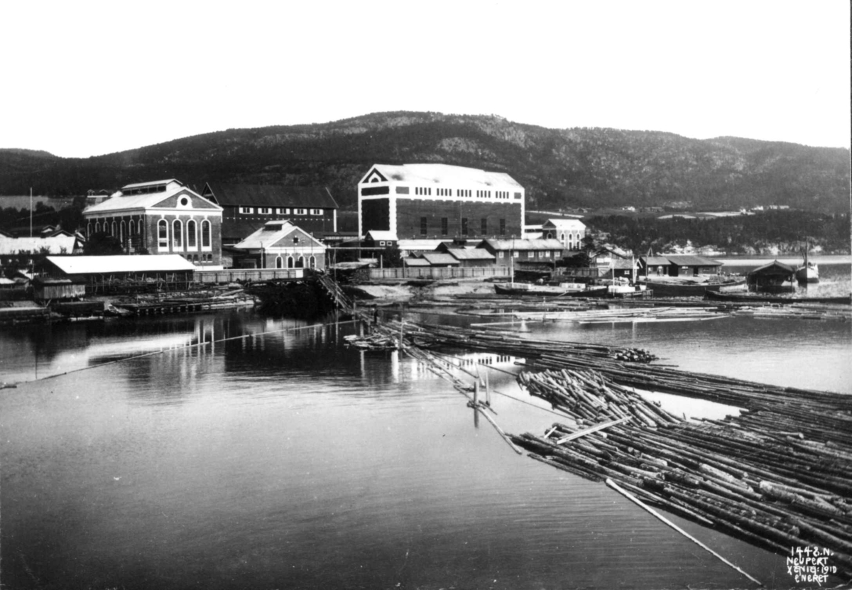 Hermann Christian Neupert, Notodden, Telemark. 1910. Oversiktsbilde. Sagbruk ved vann.Tømmer på vannet. Brygge. Båter.