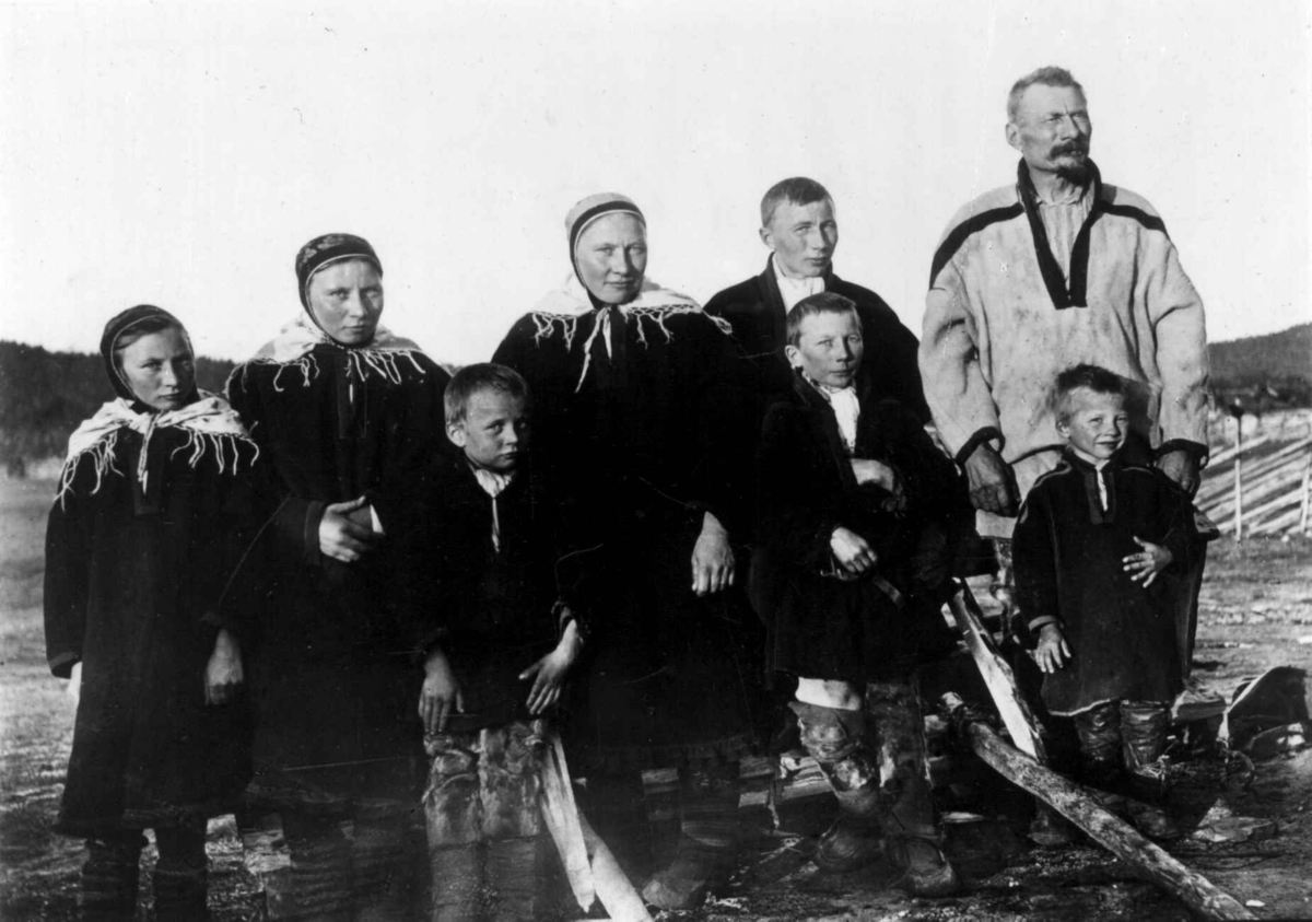 Konrad Nielsen, Klemet Klemetsen, språkmester, med familie.