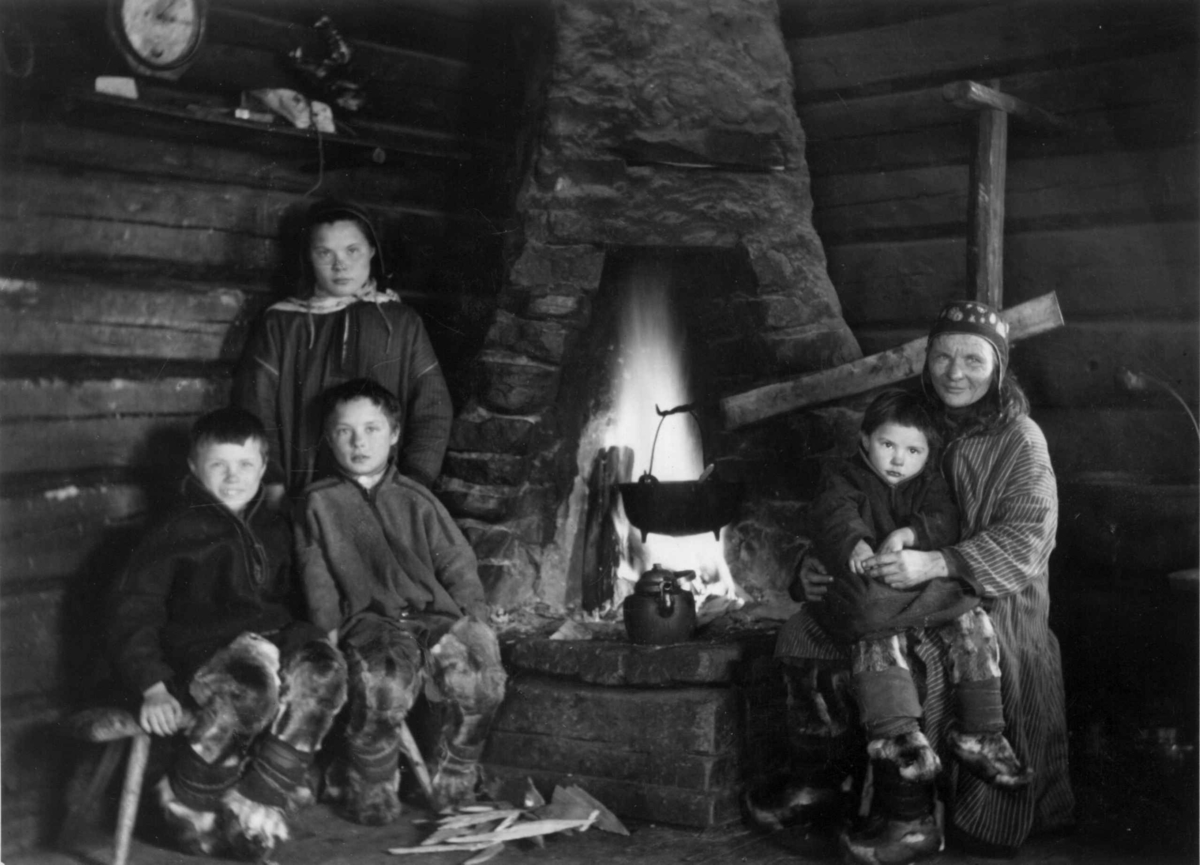 Konrad Nielsen, Samefamile samlet ved grue med koketre. Roavvesavvun.
