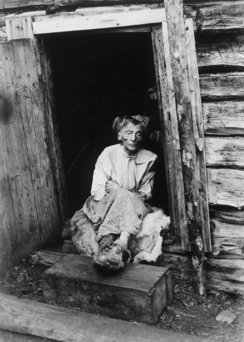 Ellisif Rannveig Wessel, Portrett av Kristine Ærillæ (finsk, Ärilä), Laitimor, støttet opp i døråpning for fotografering i september 1898. Hun er her i sitt 96. år og fra Vaggatem i Sør-Varanger i Finnmark.