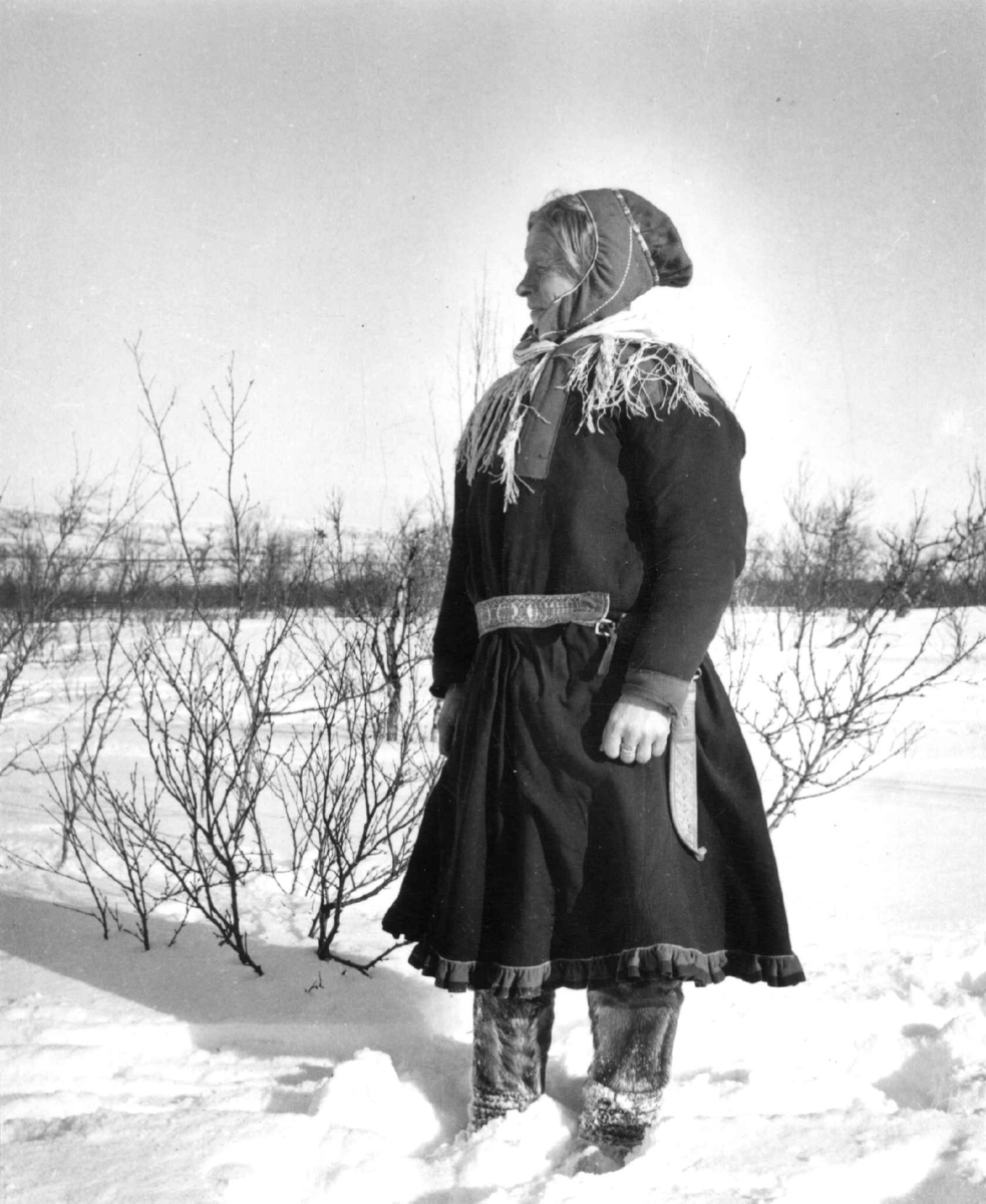Virginia Raymond Davidson, Susanne Sara står i snøen. Karasjok 1958.