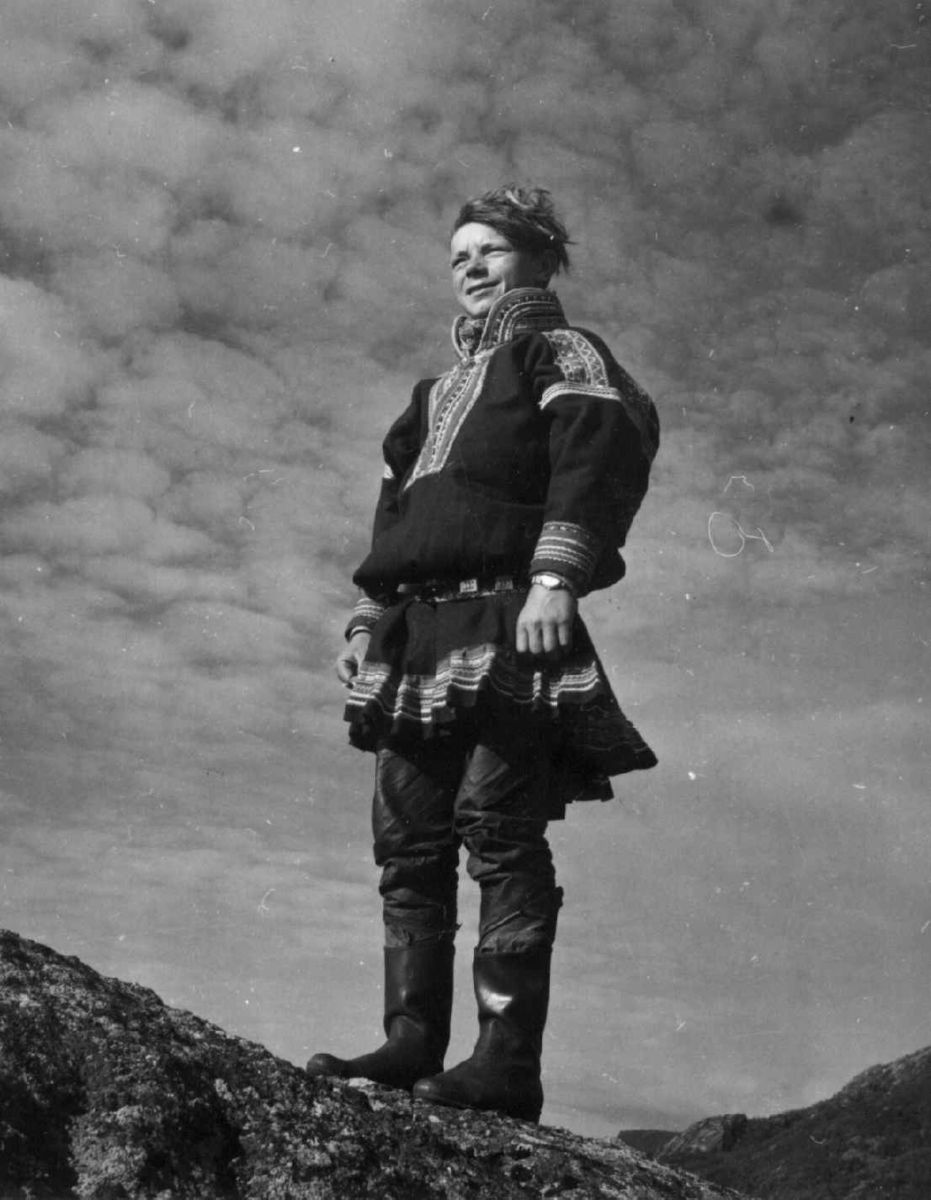 Virginia Raymond Davidson, Mikkel Per Kemi i kautokeino-drakt står på fjellet. Finnmark 1958.