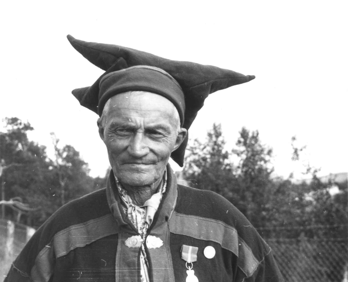 Virginia Raymond Davidson, Portrett av Anders Bær sr. (Reineier). Bærer kongens fortjenestemedalje, 1959.