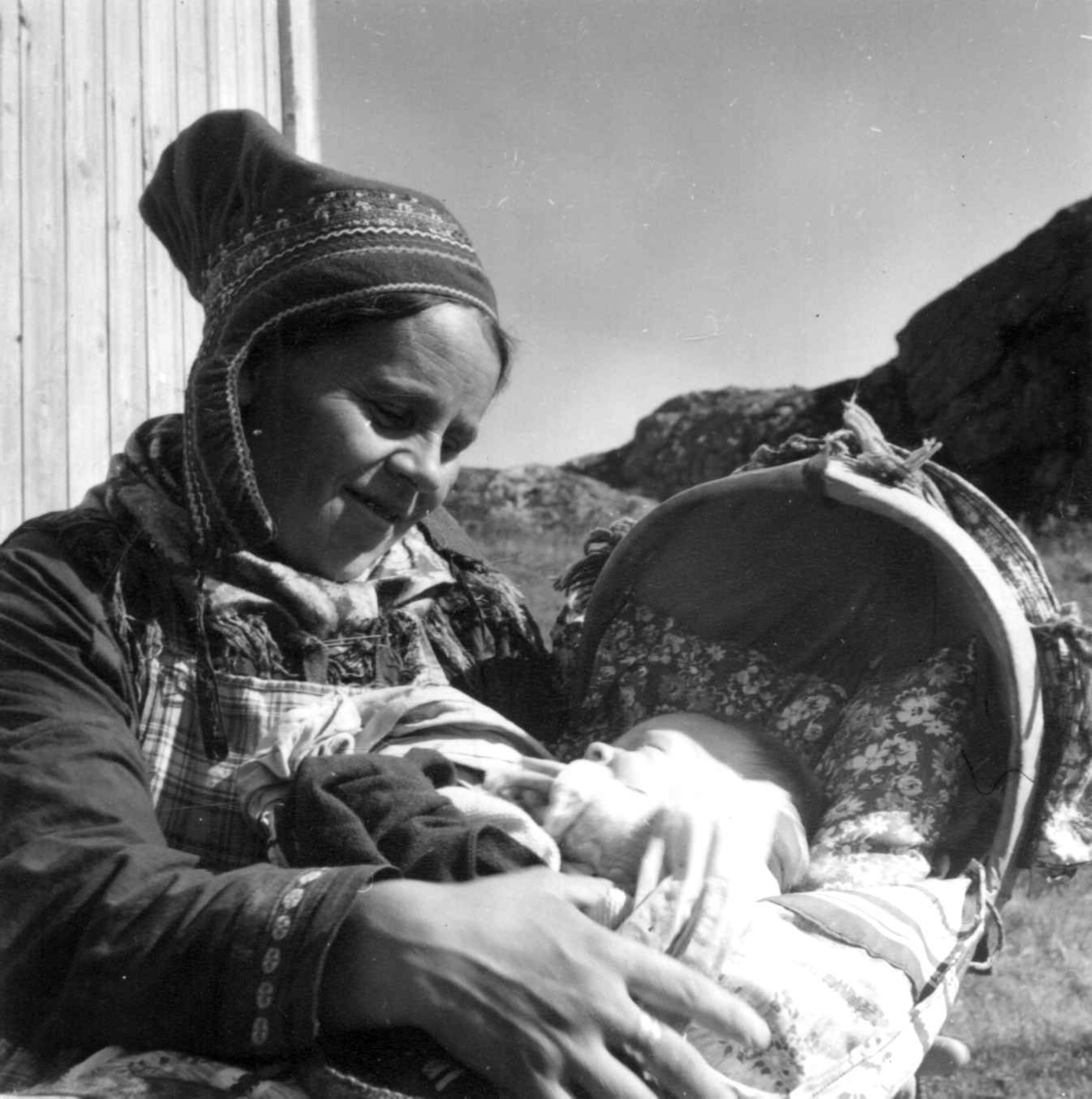 Virginia Raymond Davidson, Anna Buljo Sara med barnet sitt i komse. Seiland 1958.