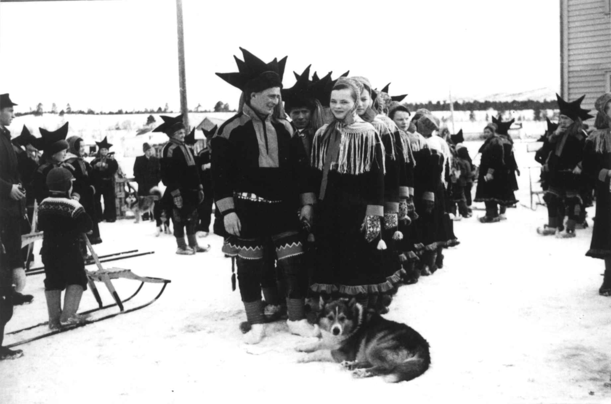 Virginia Raymond Davidson, Bryllupsgjester i Karasjok, noen av dem står parvis i rekkke.