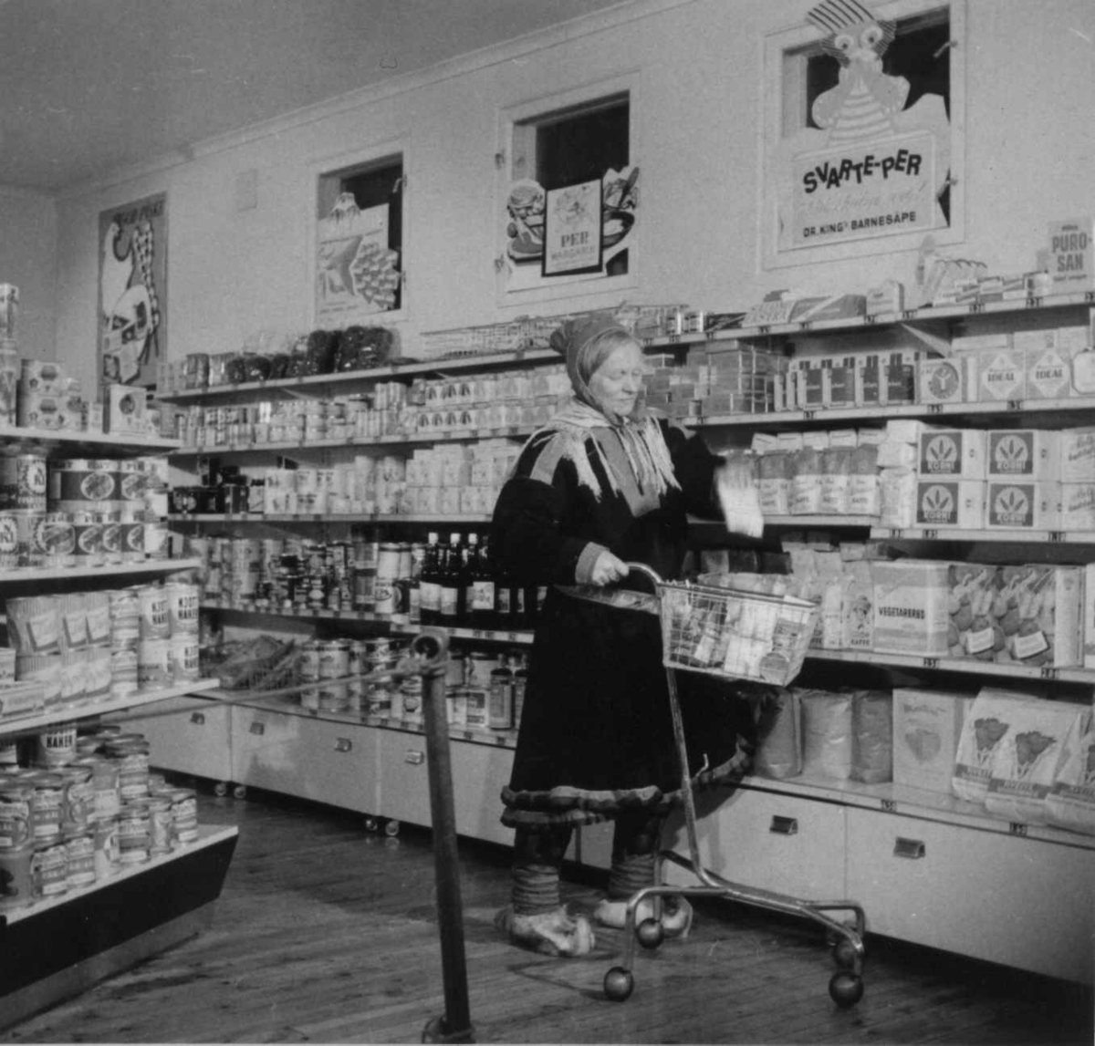 Virginia Raymond Davidson, Susanne Sara i selvbetjeningsbutikk i Karasjok 1958.