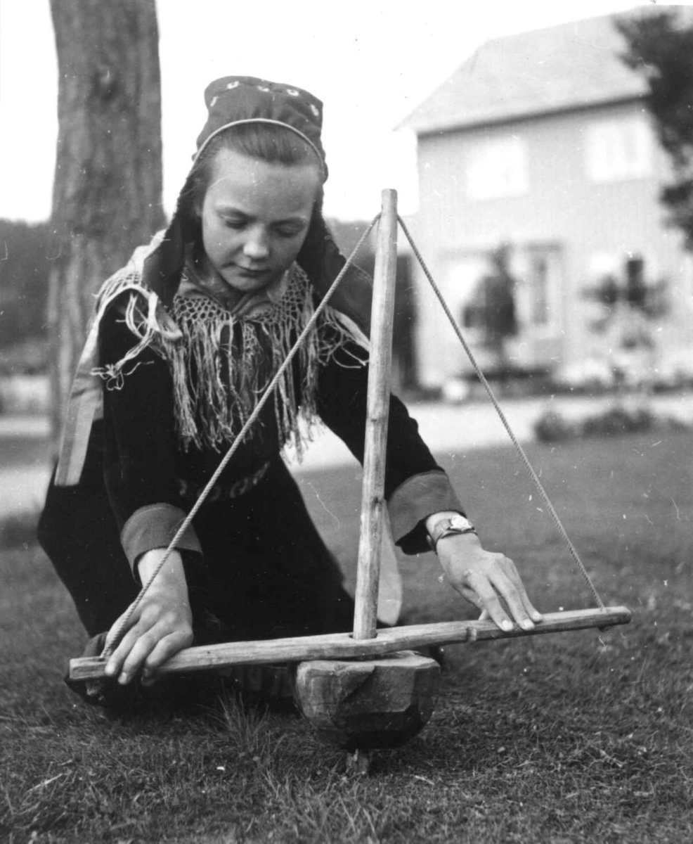 Virginia Raymond Davidson, Inga Ravna Eira demonstrerer borvinne. Karasjok 1961.
