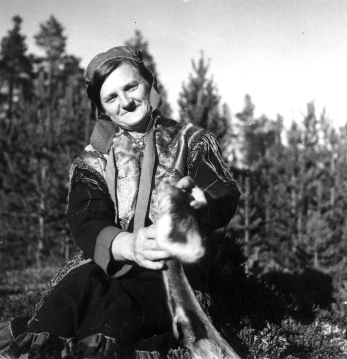 Virginia Raymond Davidson, Kirsten Bueng Hætta strekker og bløtgjør skinnet til skaller. Karasjok 1961.