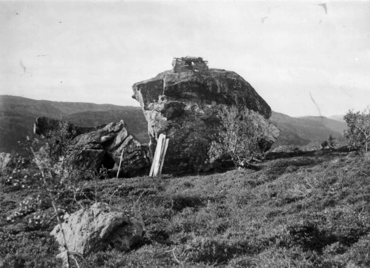 Ellisif Rannveig Wessel, Gammelt stabbur på en flyttblokk, tilhører en fjellsame, Grense Jakobselv-fjellene, Finnmark, 1903. For oppbevaring av mat og gjenstander.