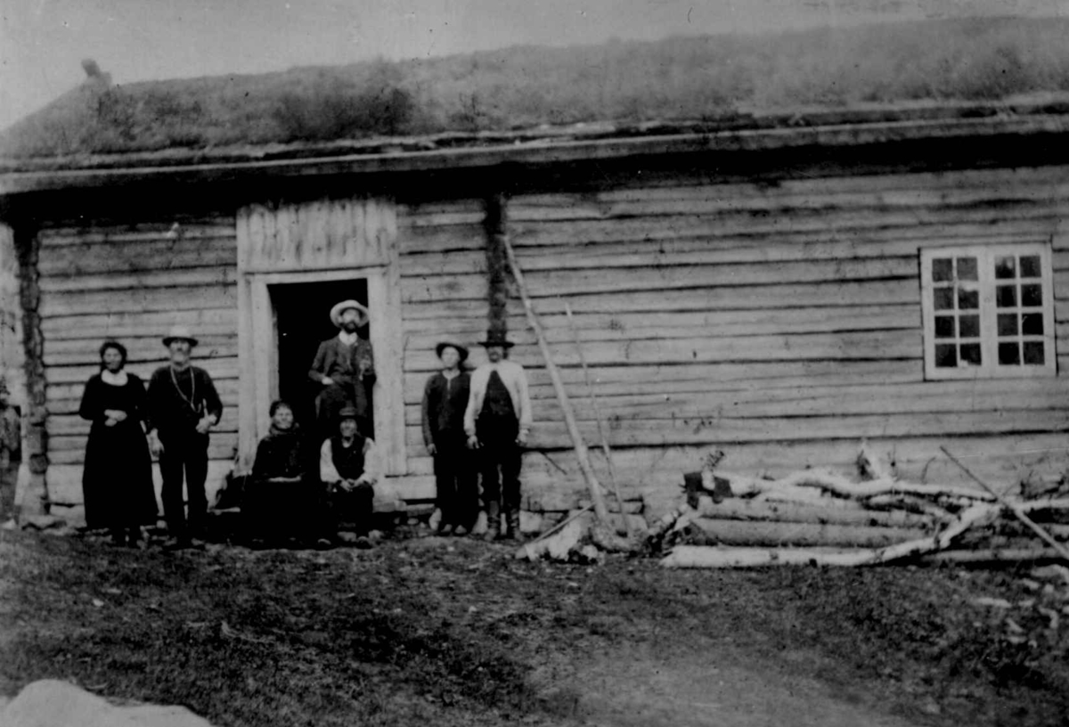 Ukjent, Fra en serie fotografier fra et album som har tilhørt folklorist og professor Moltke Moe (1859-1913), antatt fra 1880-årene med motiver fra Telemark.
