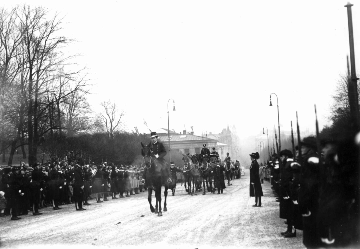 Hermann Christian Neupert, Håkon VII's 25. års jubileum. Parade på Karl Johansgate, Oslo. 1930. Oppstilte soldater og offiserer. Vogner trukket av hester.