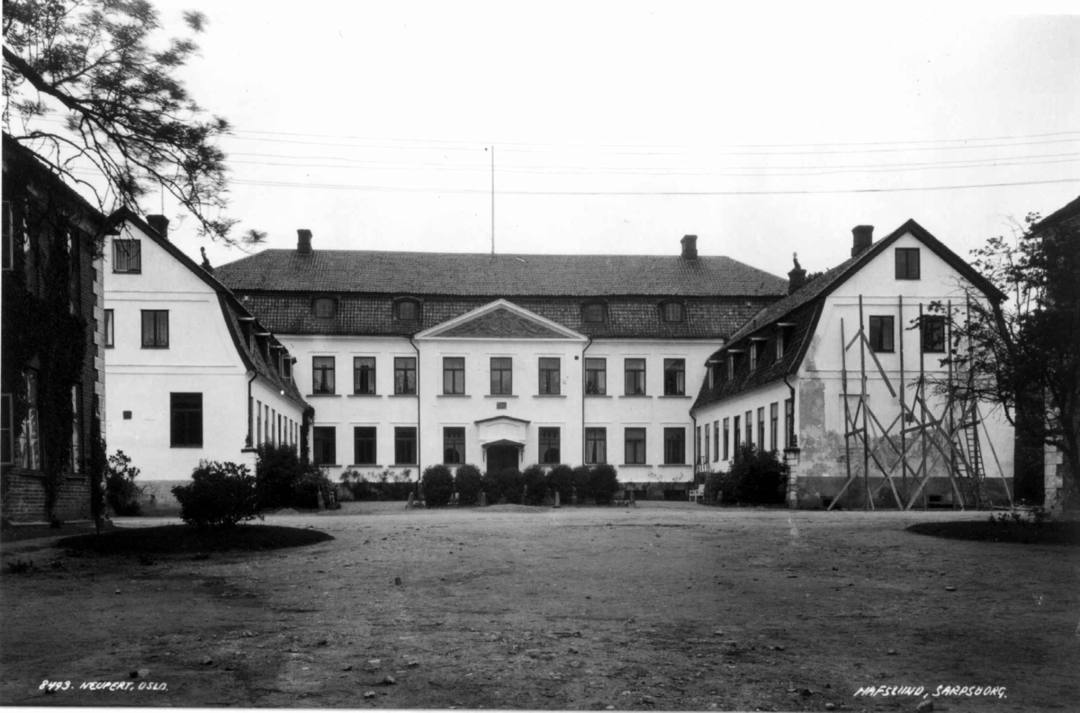 Hermann Christian Neupert, Hafslund herregård, Skjeberg, Østfold. 1935. Hovedbygning fra 1761. Park i forgrunnen.