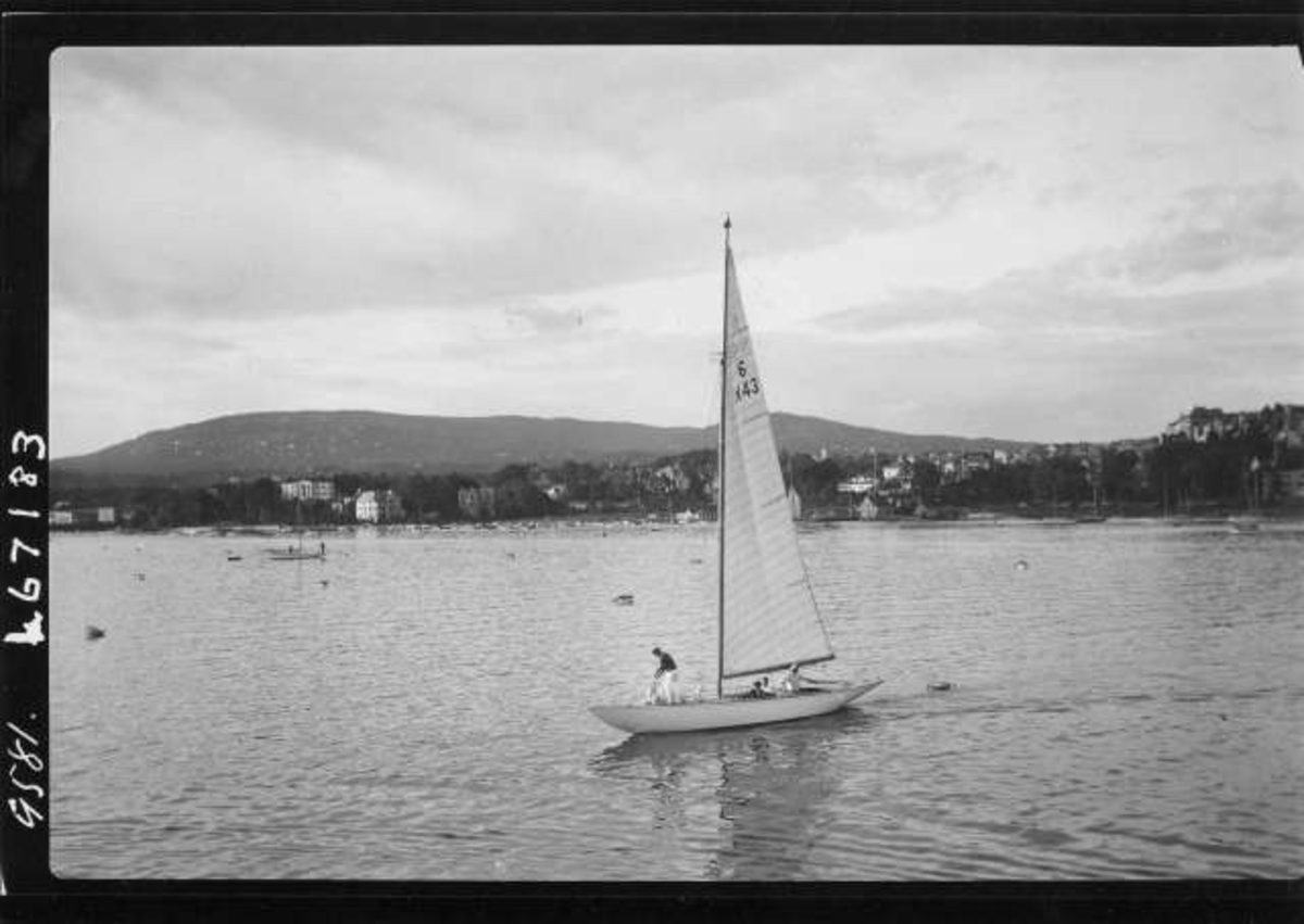 Hermann Christian Neupert, Seilbåt ant. på Oslofjorden. Bybebyggelse i bakgrunnen.